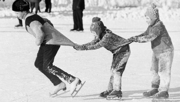 Ребята катаются на коньках паровозиком, 1976 год - Sputnik Узбекистан