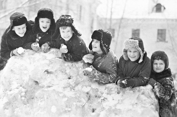 Зимние каникулы у школьников Череповца, 1971 год - Sputnik Узбекистан