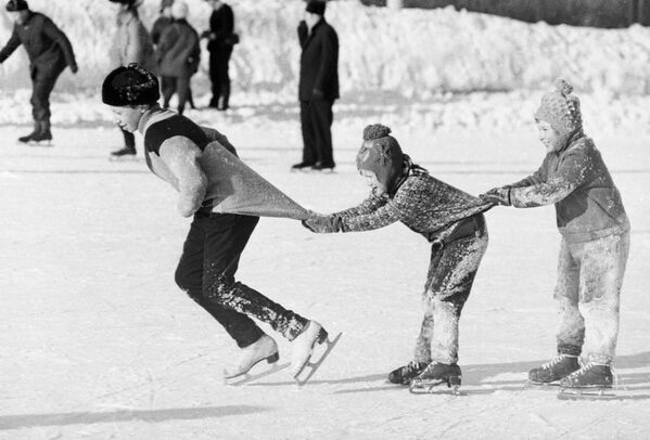 Ребята катаются на коньках паровозиком, 1976 год - Sputnik Узбекистан