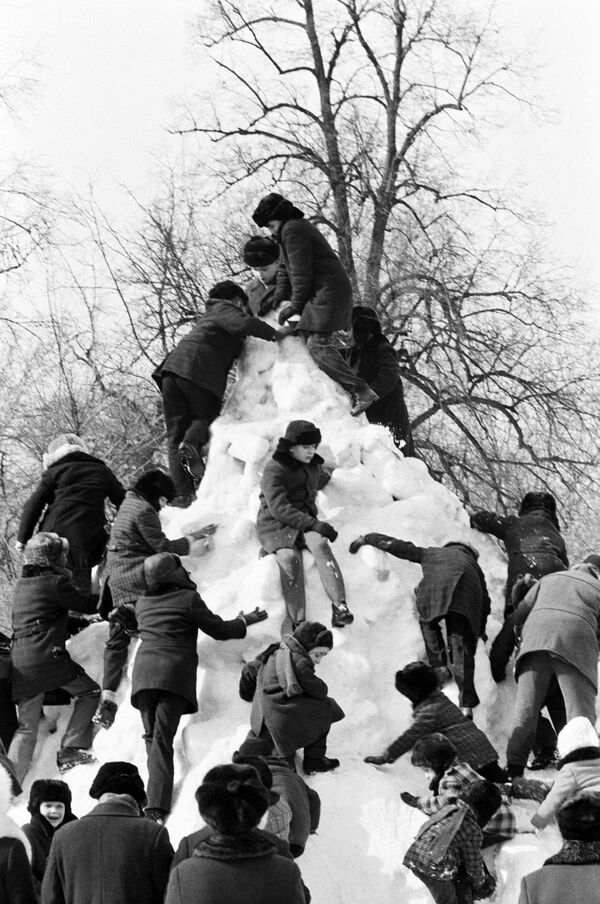 Детвора на снежной горке, 1979 год - Sputnik Узбекистан