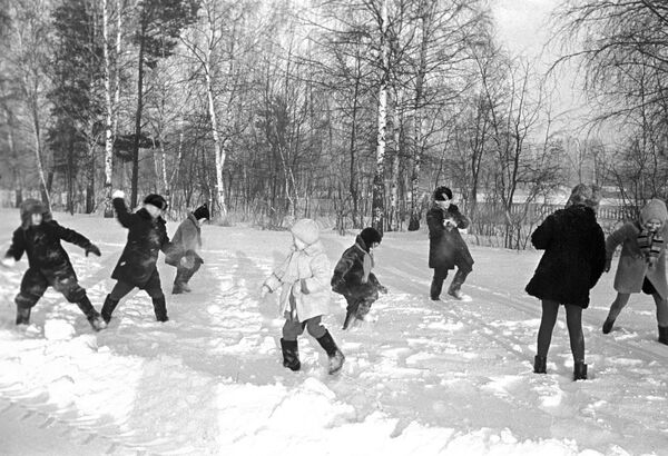 Дети, играющие в снежки, 1969 год - Sputnik Узбекистан