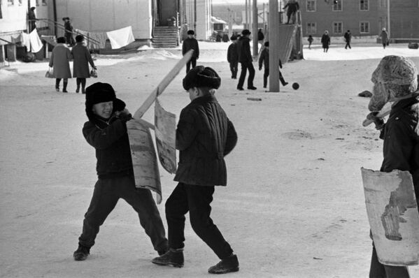 Дети играют во дворе одного из районов города Якутска, 1973 год - Sputnik Узбекистан