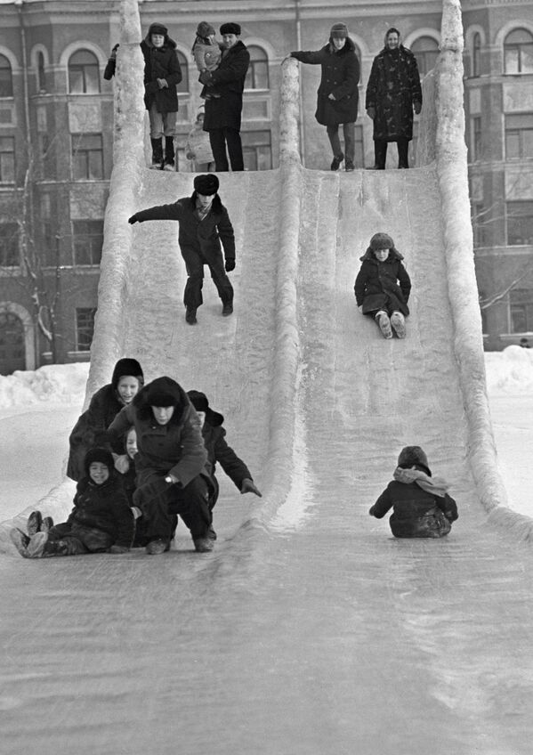Дети катаются на ледяной горке в городе Пермь, 1973 год - Sputnik Узбекистан