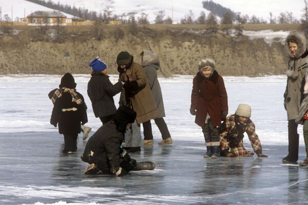 Дети поселка Байкальское играют на льду озера Байкал, 1988 год - Sputnik Узбекистан