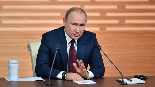 Президент России Владимир Путин во время своей ежегодной пресс-конференции в Москве - Sputnik Ўзбекистон