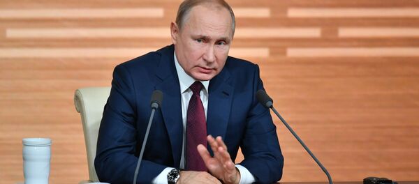 Президент России Владимир Путин во время своей ежегодной пресс-конференции в Москве Президент России Владимир Путин во время своей ежегодной пресс-конференции в Москве - Sputnik Ўзбекистон