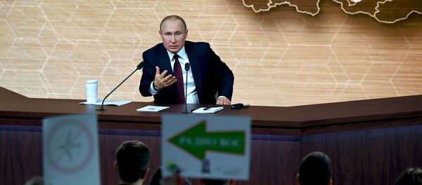19 декабря 2019. Президент РФ Владимир Путин на большой ежегодной пресс-конференции в Центре международной торговли на Красной Пресне. 19 декабря 2019. Президент РФ Владимир Путин на большой ежегодной пресс-конференции в Центре международной торговли на Красной Пресне. - Sputnik Ўзбекистон