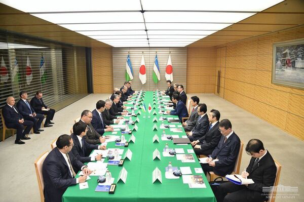 Шавкат Мирзиёев и премьер Японии Синдзо Абэ провели переговоры в Токио - Sputnik Узбекистан