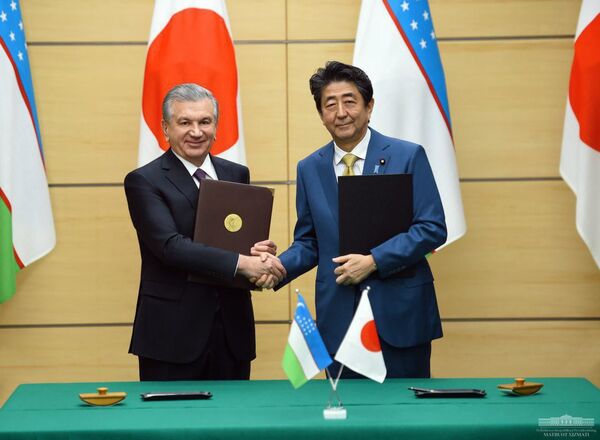 Шавкат Мирзиёев и премьер Японии Синдзо Абэ провели переговоры в Токио - Sputnik Узбекистан