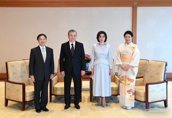 Шавкат Мирзиёев с супругой встретились с императором Японии Нарухито Шавкат Мирзиёев с супругой встретились с императором Японии Нарухито - Sputnik Узбекистан