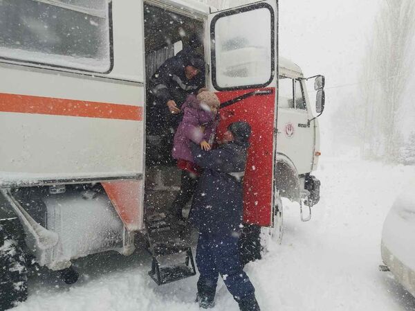 Эвакуация людей, застрявших на автомобилях на перевале Камчик - фото - Sputnik Узбекистан