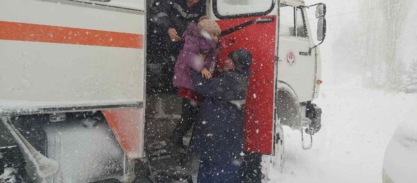 С перевала Камчик эвакуированы водители и пассажиры автотранспорта.  С перевала Камчик эвакуированы водители и пассажиры автотранспорта. - Sputnik Ўзбекистон