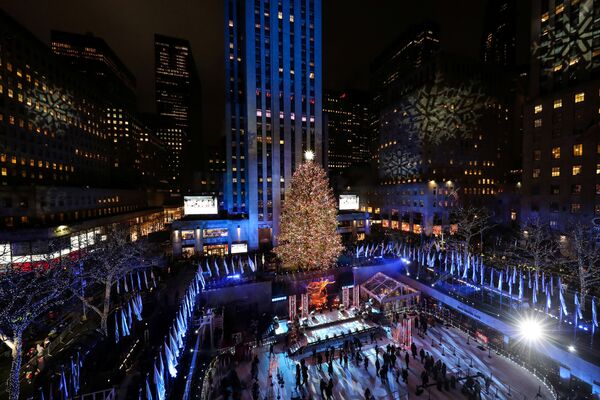 Новогодняя елка на площади перед Рокфеллеровским центром в Нью-Йорке - Sputnik Узбекистан