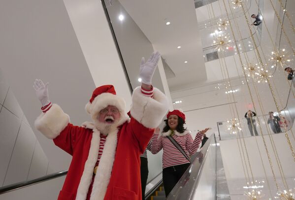 Санта-Клаус на эскалаторе в магазине Nordstrom в Нью-Йорке - Sputnik Узбекистан