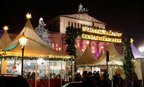 Рождественская ярмарка на площади Жандарменмаркт в Берлине - Sputnik Узбекистан