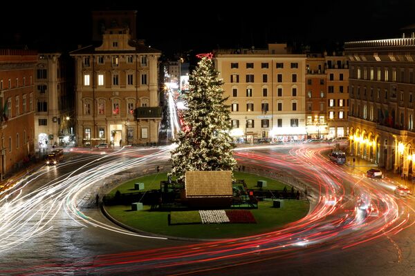 Новогодняя елка на площади Пьяцца Венеция в Риме - Sputnik Узбекистан