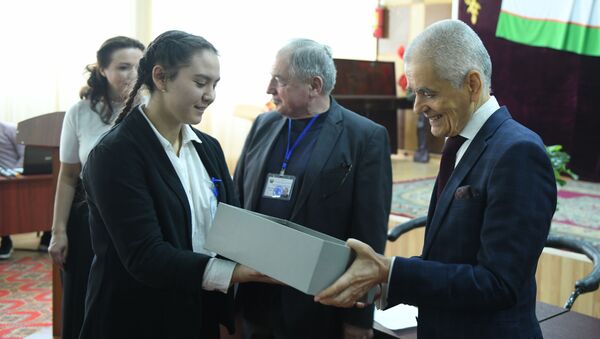 Геннадий Онищенко получил подарок от узбекских школьников - Sputnik Узбекистан