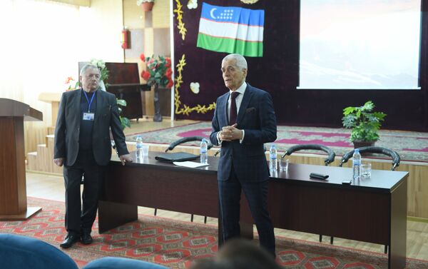Выступление Геннадия Онищенко в одной из школ Ташкента - Sputnik Узбекистан