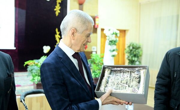 Геннадий Онищенко получил трогательный подарок от узбекских детей – фото - Sputnik Узбекистан