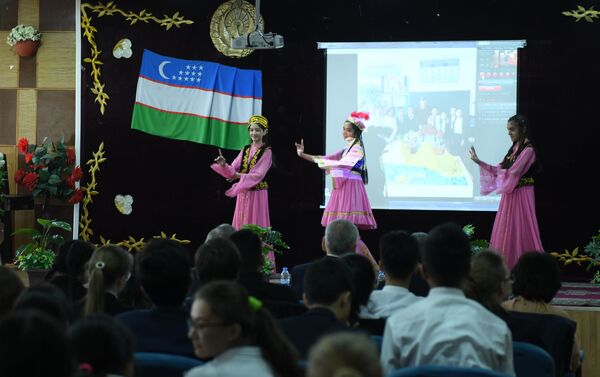 Дети исполняют Хорезмский танец - Sputnik Узбекистан