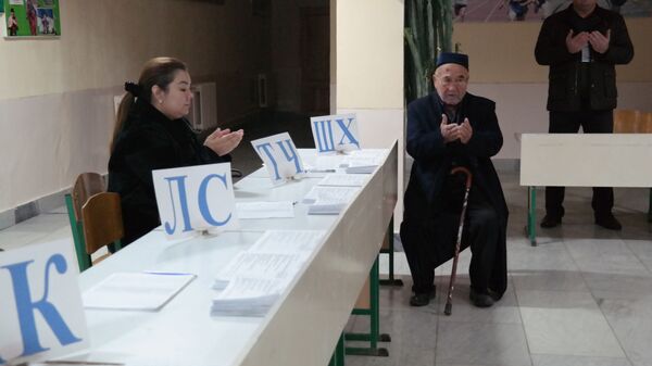 Открытие избирательного участка №817 в Ташкенте. Аксакал читает дуа - Sputnik Узбекистан