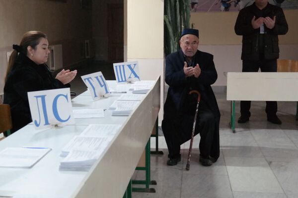 Открытие избирательного участка №817 в Ташкенте. Аксакал читает дуа - Sputnik Узбекистан