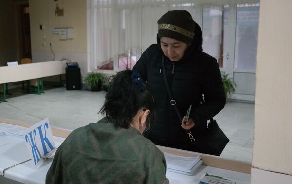 Избирательный участок №817 в Ташкенте. Сюда могут прийти 2 283 человека — столько фамилий значится в списках участковой комиссии - Sputnik Узбекистан