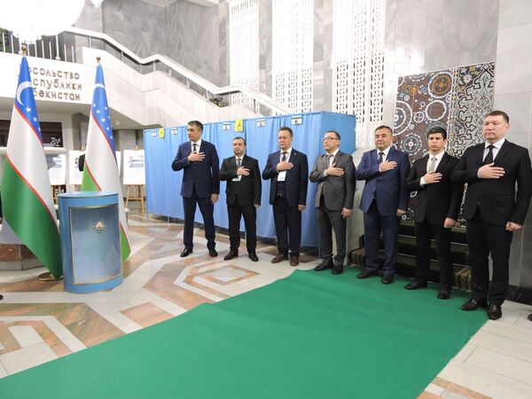 Избирательный участок на территории посольства Узбекистана в Москве на парламентских выборах - Sputnik Узбекистан