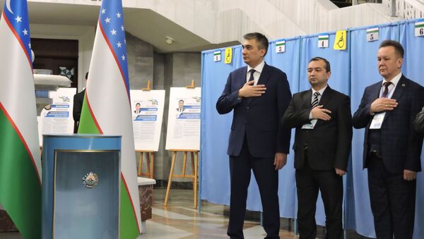 Посол Узбекистана в РФ Ботиржон Асадов во время открытия избирательного участка на парламентских выборах в РУ - Sputnik Узбекистан