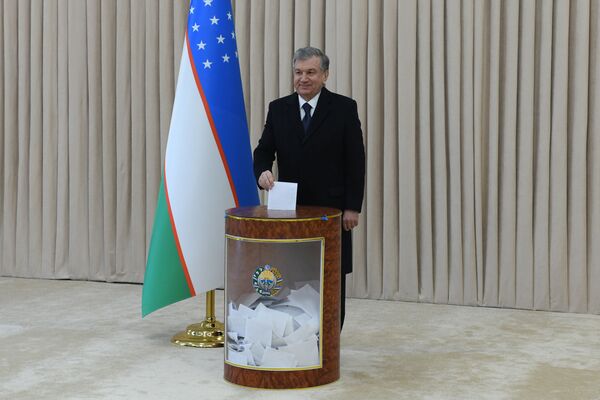 Президент Узбекистана Шавкат Мирзиёев проголосовал на парламентских выборах - Sputnik Узбекистан
