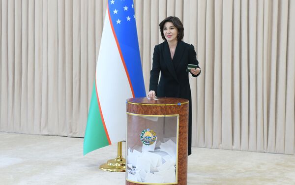 Супруга президента Узбекистана Зироатхон Мирзиёева на избирательном участке на парламентских выборах - Sputnik Узбекистан