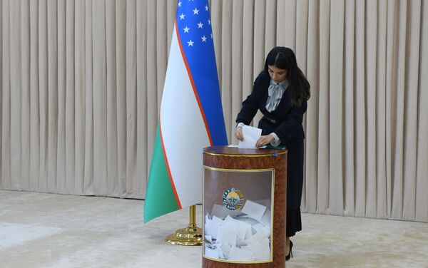 Дочь президента Узбекистана Саида Мирзиёева на избирательном участке - Sputnik Узбекистан