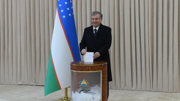 Президент Узбекистана Шавкат Мирзиёев голосует на парламентских выборах - Sputnik Ўзбекистон