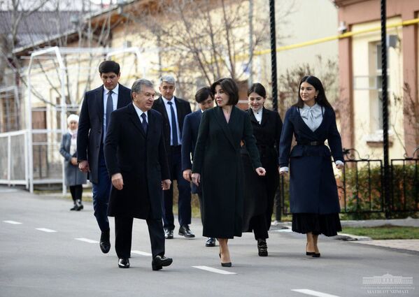 Семья президента Шавката Мирзиёева во время выборов в Узбекистане - Sputnik Узбекистан