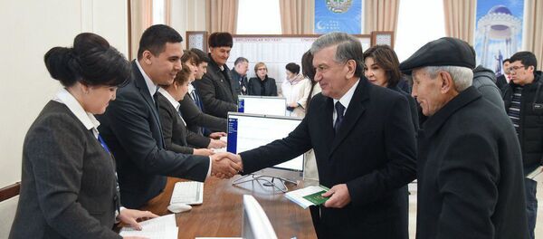 Президент Узбекистана Шавкат Мирзиёев на избирательном участке №162 - Sputnik Узбекистан