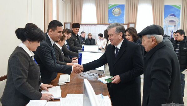 Президент Узбекистана Шавкат Мирзиёев на избирательном участке №162 - Sputnik Узбекистан