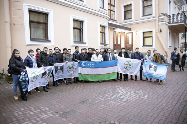 Избирательный дебют Петербурга: как голосовали узбекистанцы на Неве — видео Избирательный дебют Петербурга: как голосовали узбекистанцы на Неве — видео - Sputnik Узбекистан