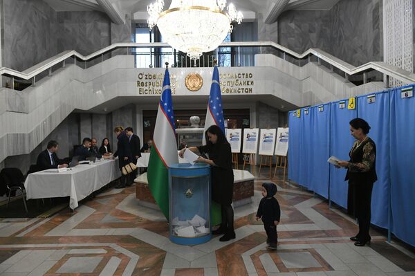 Выборы-2019: граждане Узбекистана выбирают в Москве - Sputnik Узбекистан