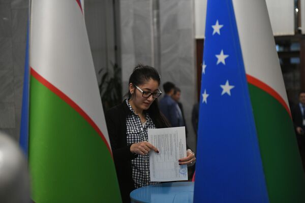 Как голосовали узбекистанцы в Москве на парламентских выборах - Sputnik Узбекистан