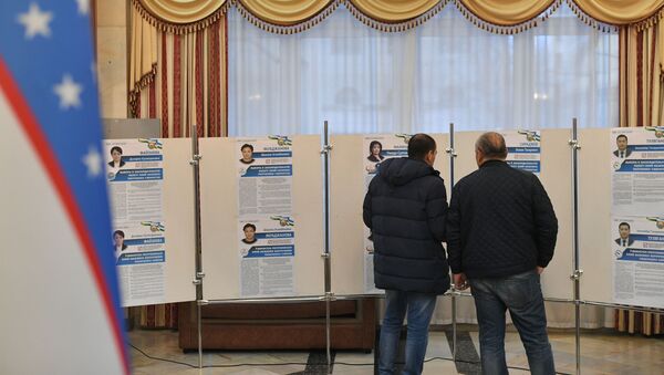 Мужчины смотрят кандидатов в парламент Узбекистана - Sputnik Узбекистан