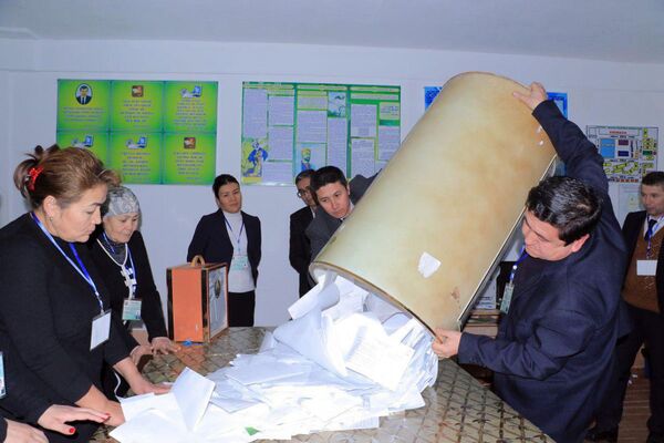 Подсчет голосов на парламентских выборах в Узбекистане. - Sputnik Узбекистан