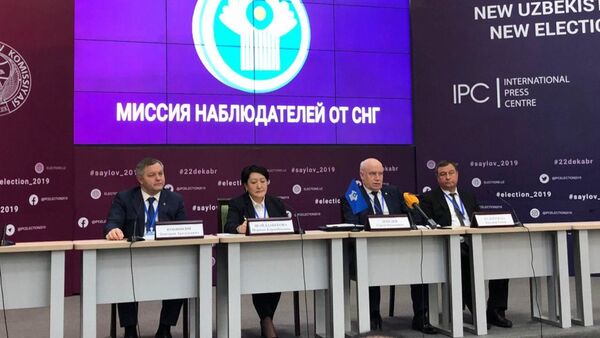Глава миссии наблюдателей от СНГ Сергей Лебедев выступает в Международном пресс-центре ЦИК Узбекистана - Sputnik Узбекистан