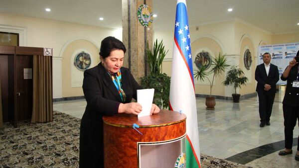 Председатель Сената Олий Мажлиса Республики Узбекистан Танзила Нарбаева проголосовала на 645-избирательном участке г. Ташкента - Sputnik Узбекистан