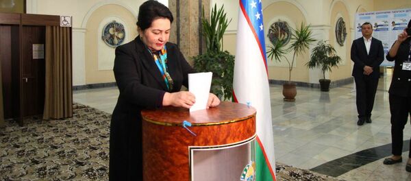 Председатель Сената Олий Мажлиса Республики Узбекистан Танзила Нарбаева проголосовала на 645-избирательном участке г. Ташкента - Sputnik Узбекистан