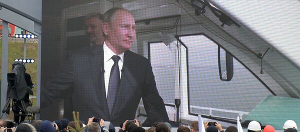 23 декабря 2019. Трансляция поездки президента РФ Владимира Путина в кабине машиниста первого рельсового автобуса перед церемонией открытия движения по железнодорожной части Крымского моста через Керченский пролив на станции Тамань пассажирская 23 декабря 2019. Трансляция поездки президента РФ Владимира Путина в кабине машиниста первого рельсового автобуса перед церемонией открытия движения по железнодорожной части Крымского моста через Керченский пролив на станции Тамань пассажирская - Sputnik Узбекистан