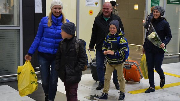 Российские туристы в зоне таможенного контроля в аэропорту - Sputnik Ўзбекистон