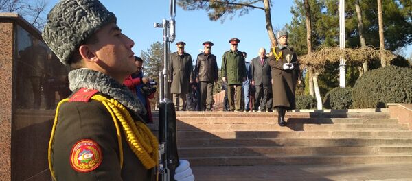 Церемония возложения венков к памятнику павшим в Великой Отечественной войне - Sputnik Узбекистан