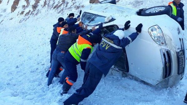 3 автомобиля упали с обрыва на перевале Камчик - Sputnik Ўзбекистон