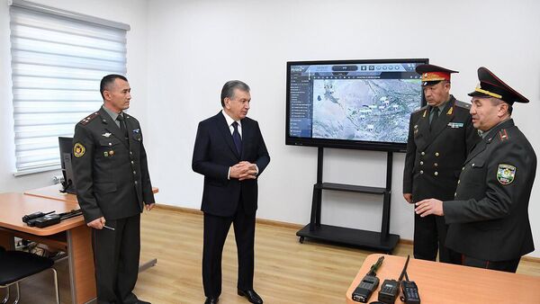 Президент Узбекистана Шавкат Мирзиёев посетил Военный институт информационно-коммуникационных технологий и связи - Sputnik Ўзбекистон