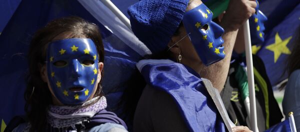 Девушки в масках с символикой Евросоюза - Sputnik Узбекистан